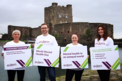 Extern staff holding up mental health messages